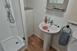 Bathroom - Stosyth-3bed-sleeps8-freehigh-speed Unlimited Wifi (Clacton-on-Sea)