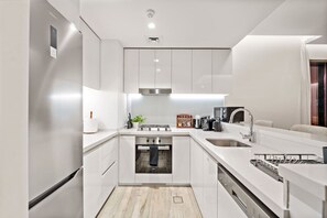 Réfrigérateur, micro-ondes, four, plaque de cuisson