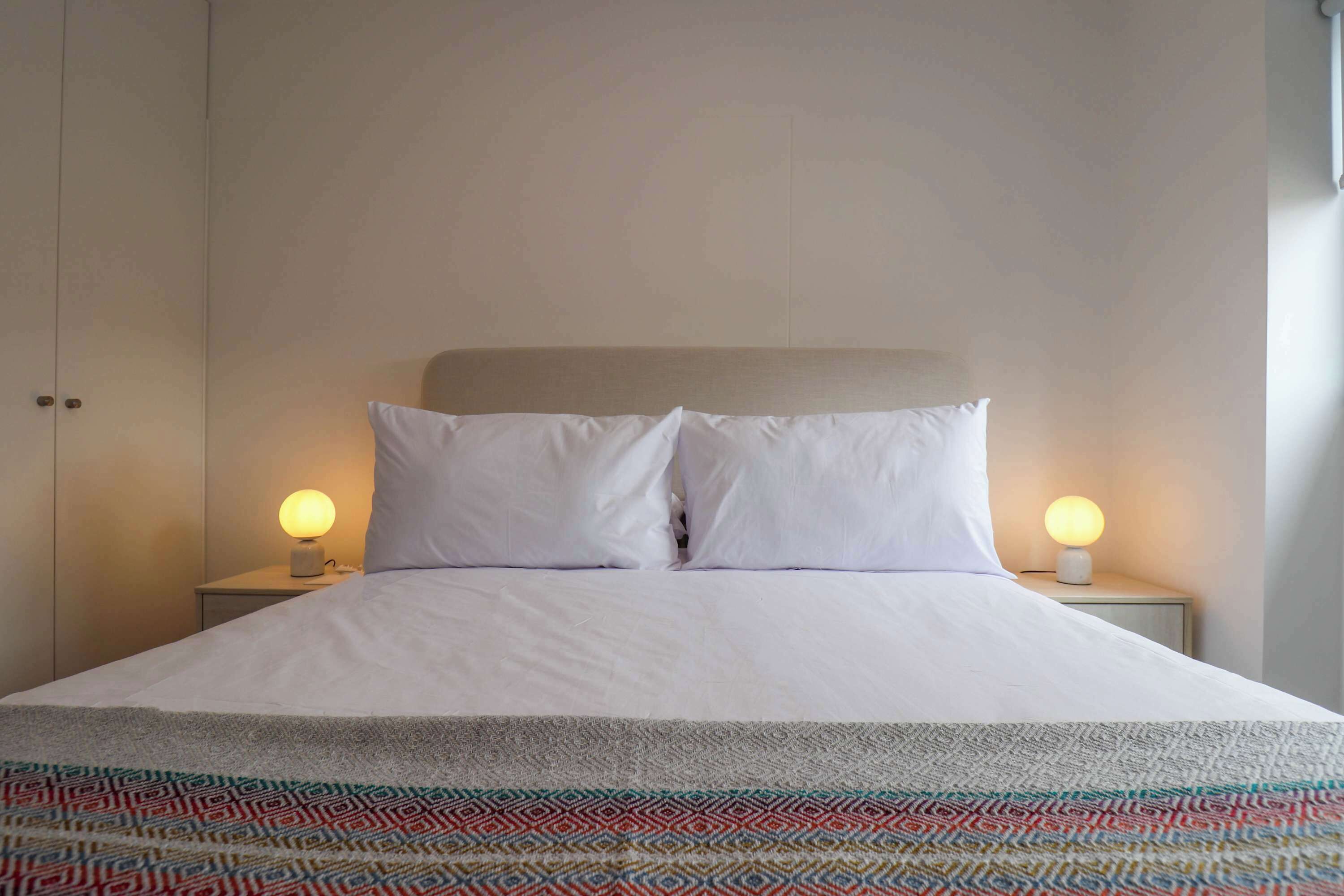 1 dormitorio, escritorio, tabla de planchar con plancha y wifi