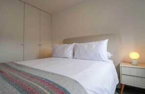1 slaapkamer, een bureau, een strijkplank/strijkijzer, wifi