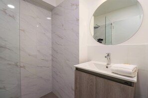 Bruser, hårtørrer, håndklæder