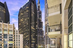 Exterior - Burj Khalifa View 2BR — Steps from Dubai Mall & Metro (Downtown)