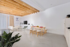 Smart TV - 3BR Luxury Villa in Tbilisi (shindisi)