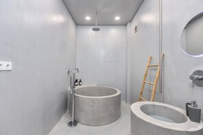 Bruser, hårtørrer, bidet, håndklæder