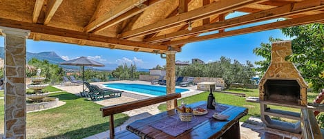 Villa (Eight Bedroom Villa with Pool and Gym) | Cheminée