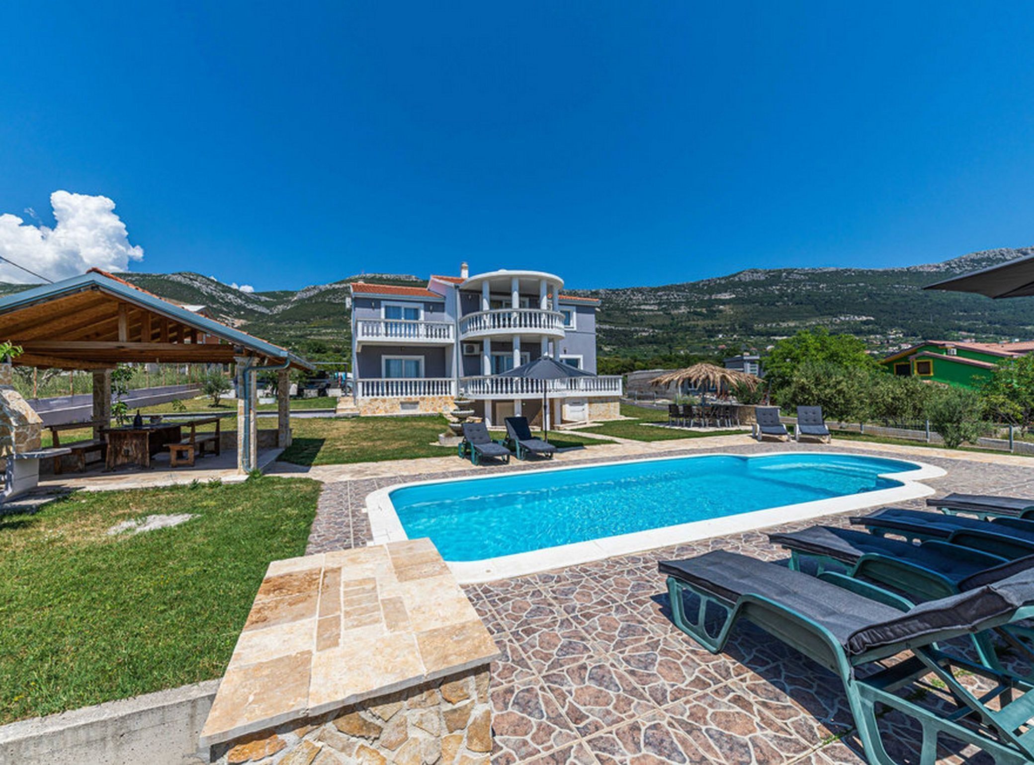 Villa (Eight Bedroom Villa with Pool and Gym) | Udendørs pool | Sæsonbestemt udendørs pool, parasoller, liggestole