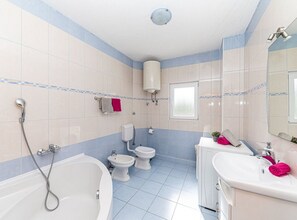 Villa (Eight Bedroom Villa with Pool and Gym) | Badkamer | Handdoeken