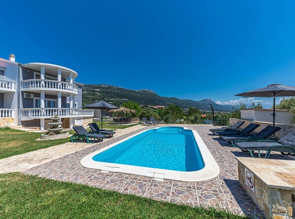 Villa (Eight Bedroom Villa with Pool and Gym) | Outdoor pool