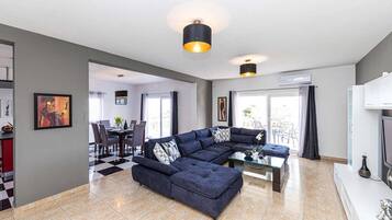 Vila (Eight Bedroom Villa with Pool and Gym) | Ruang keluarga | Televisi layar datar 32-inci dengan saluran TV satelit