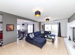 Huvila (Eight Bedroom Villa with Pool and Gym) | Olohuone | 32–tuumainen taulutelevisio, jossa satelliittikanavat