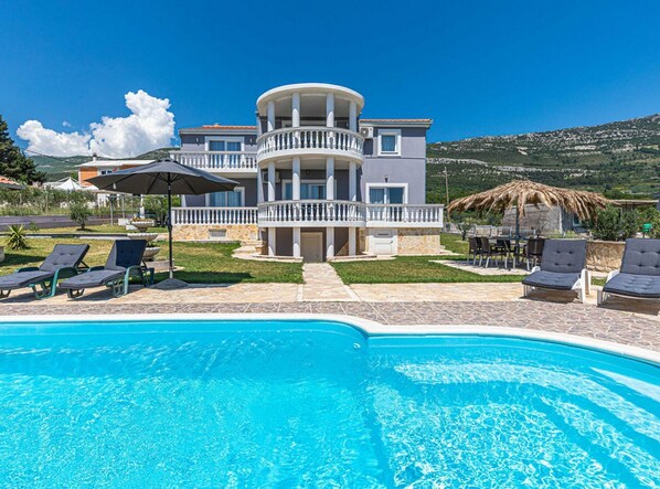 Huvila (Eight Bedroom Villa with Pool and Gym) | Ulkouima-allas | Kauden mukainen ulkouima-allas, aurinkovarjoja, aurinkotuoleja