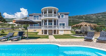 Exquisite Spacious Villa Bufaline With Pool and Gym