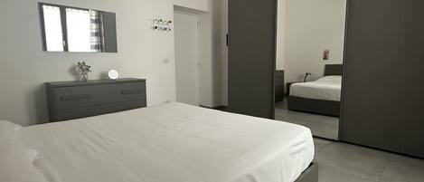 1 dormitori, planxa i posts de planxar, wifi i roba de llit