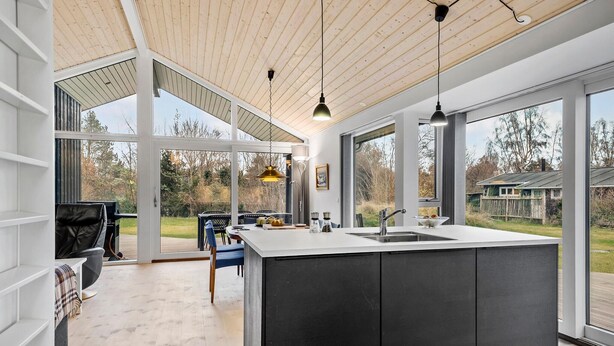 A modern kitchen with a large island, large windows, and a view of the outdoors. - 2 bedroom gorgeous home in Kalundborg (Kalundborg)