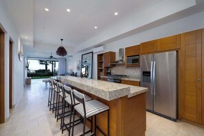 Een koelkast, een magnetron, een oven, een kookplaat