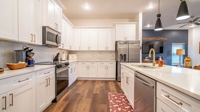 Luxury Rooftop Lounge | 8 Min Walk to Globe Life