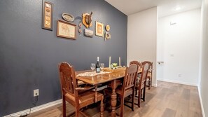 Dining - FIFA Stay | Walk to AT&T | Free Parking | Sleeps 8 (Arlington)