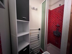 Bathroom - Charming Quiet Studio with Balcony, Bunk Beds, and Shuttle Stop Nearby (Les Angles)