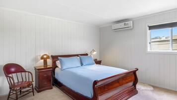 2 bedrooms, travel cot, WiFi, bed sheets