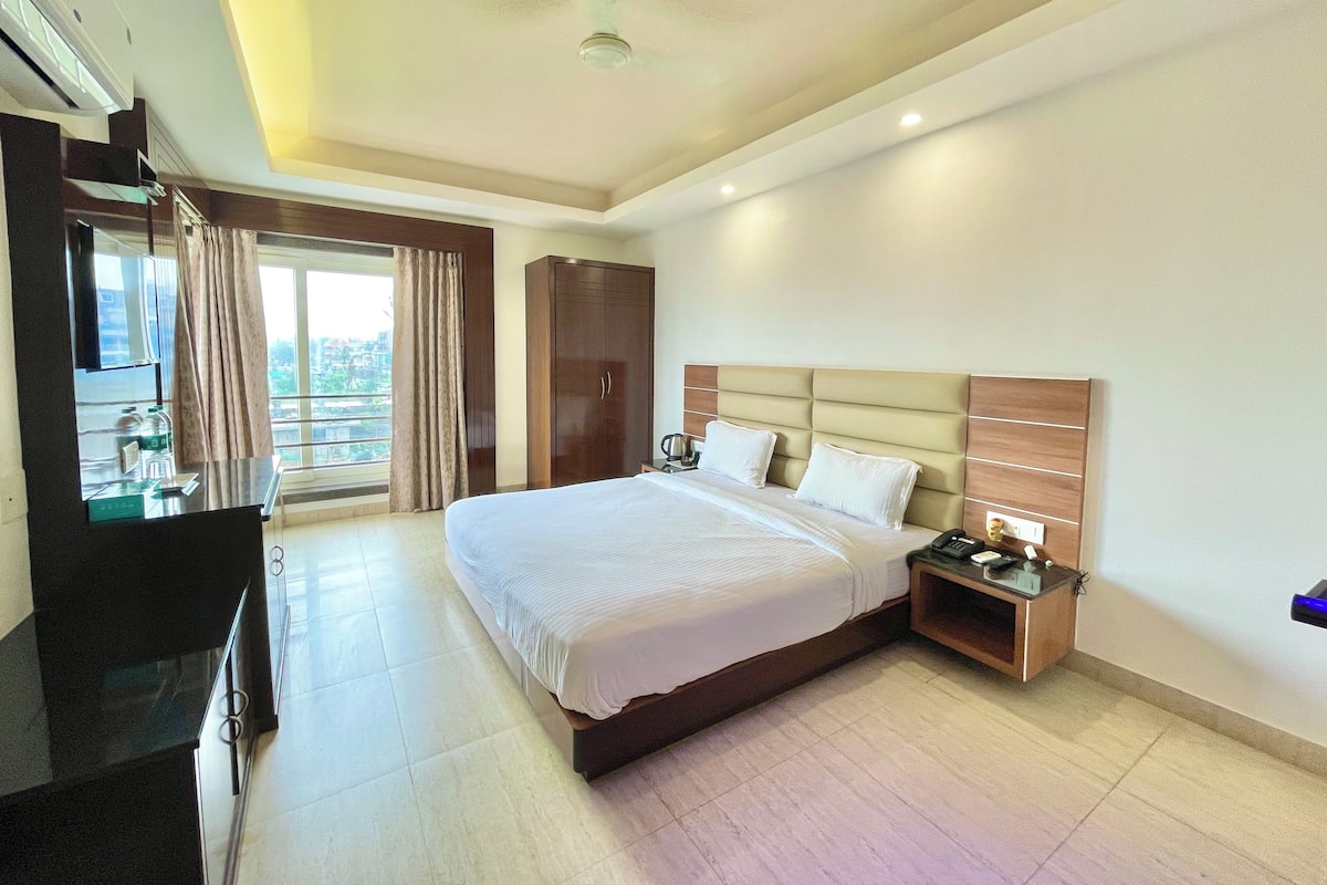 Desk, laptop workspace, free WiFi, bed sheets