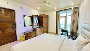 Escritorio, espacio para trabajar con laptop y wifi gratis