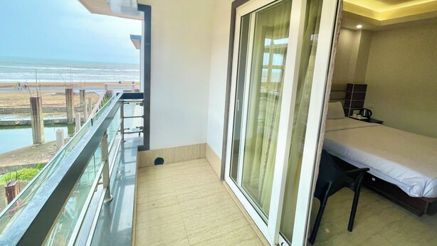 Un balcon avec vue sur la plage et l’océan.
