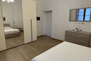 1 dormitorio, tabla de planchar con plancha, wifi y ropa de cama