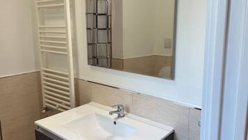 Dusche, Haartrockner, Bidet, Handtücher