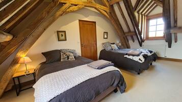 4 bedrooms, desk, free WiFi, bed sheets