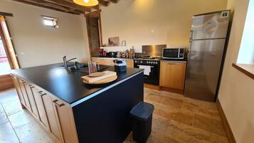 Een koelkast, een magnetron, een vaatwasser