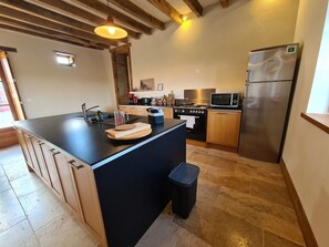 ثلاجة، ميكروويف، غسالة أطباق