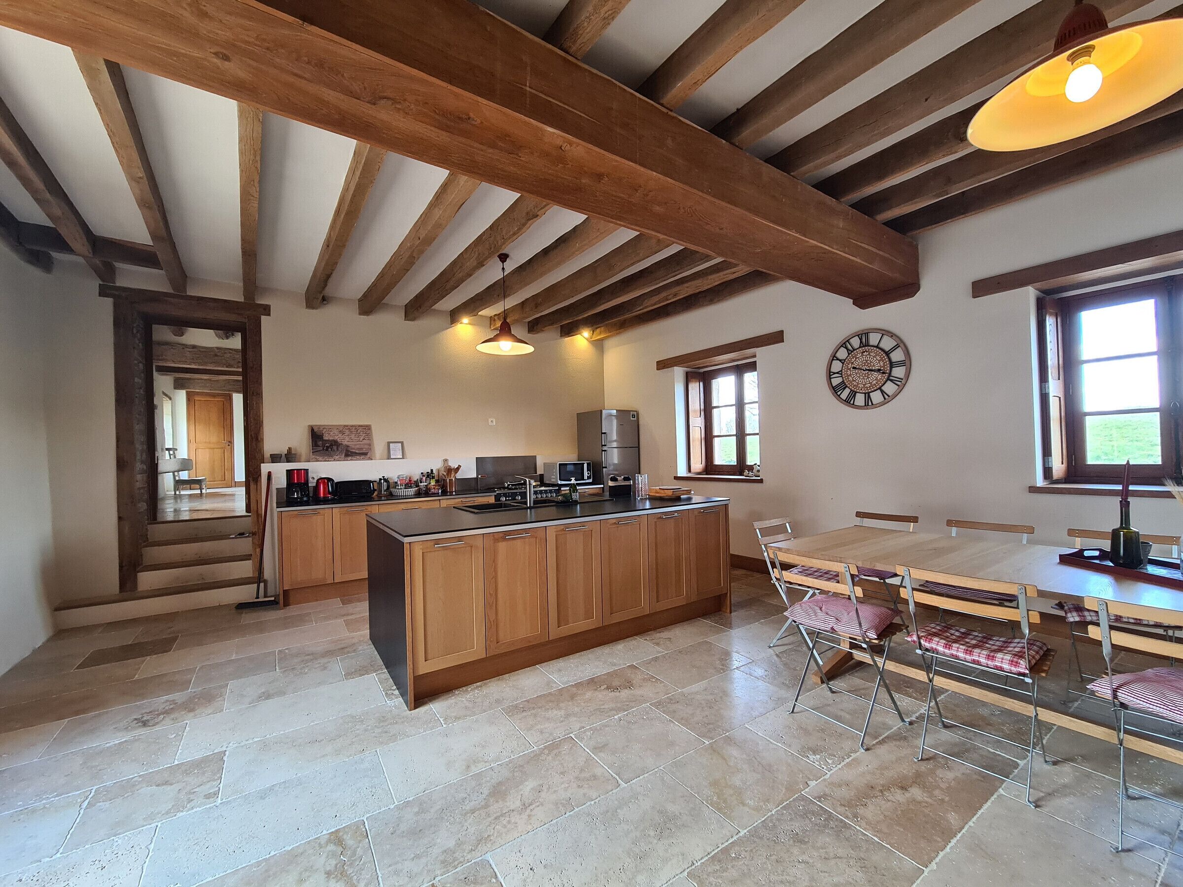 Een koelkast, een microgolfoven, een vaatwasser