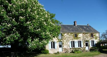 Comfortable rooms with shaded garden in a 19th-century farm near Châteauroux