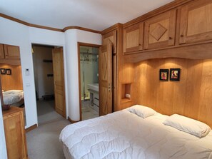 2 bedrooms