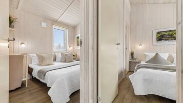 2 bedrooms, travel crib, WiFi (free)