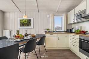 Fridge, microwave, oven, stovetop - "Stay at the Bergnest: Enjoy views and relaxation in the Harz!" (St. Andreasberg)