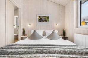 2 bedrooms, travel crib, free WiFi