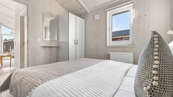 2 bedrooms, travel crib, free WiFi