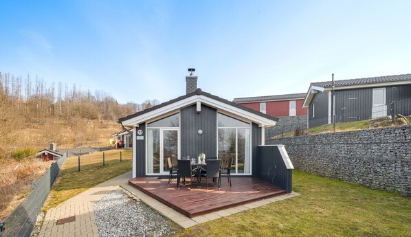 Outdoor dining - Quiet corner - Scandinavian vacation home for 4 to 6 people with sauna (St. Andreasberg)