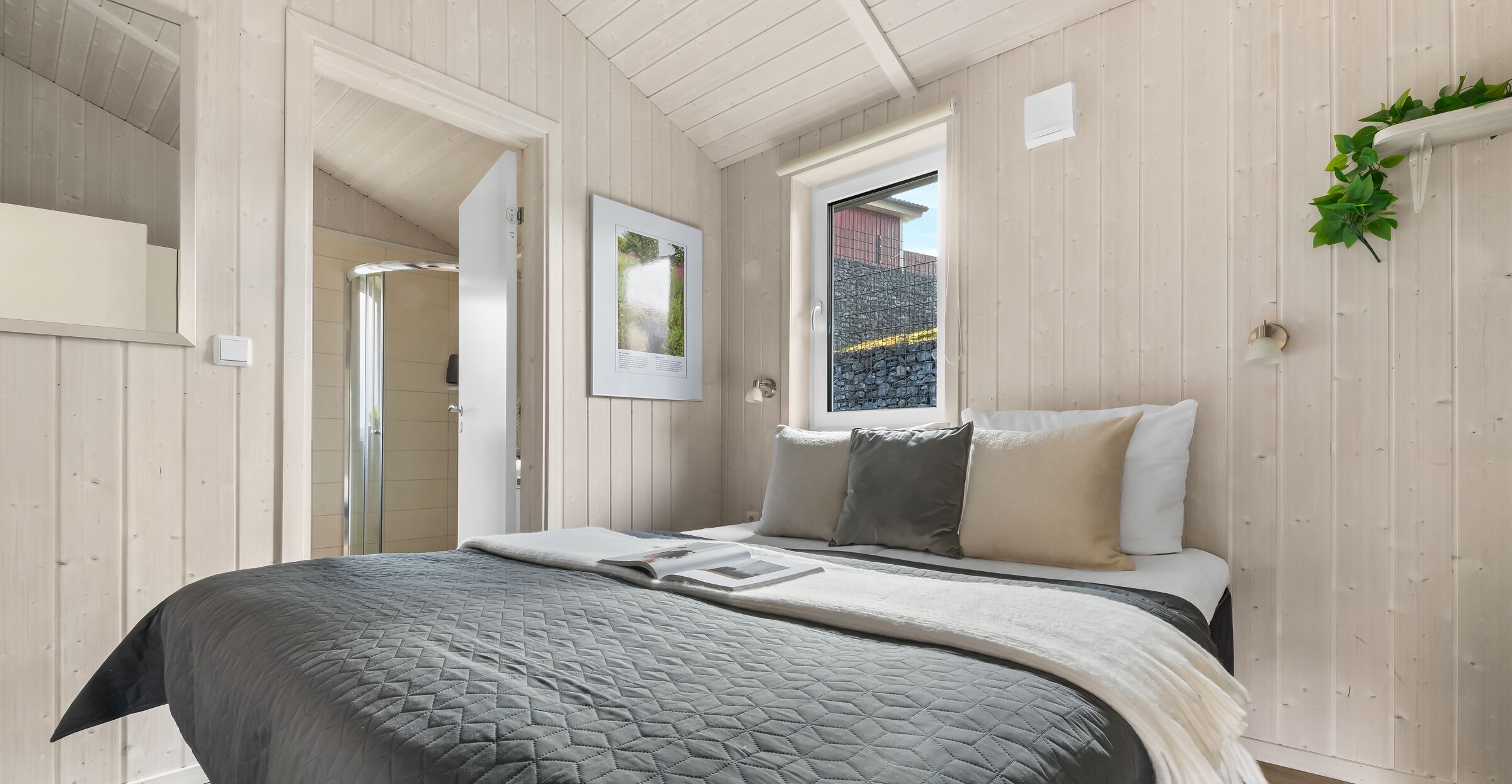 Ein Schlafzimmer mit Bett, Fenster und Tür.