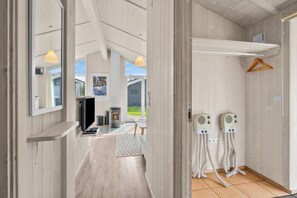 Un intérieur moderne comprenant un espace cuisine, une cheminée et un coin salon.