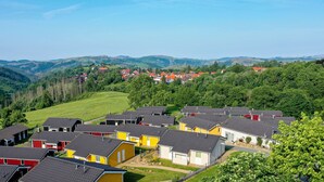 Ein Wohngebiet mit Häusern und Blick auf die umliegenden Hügel.