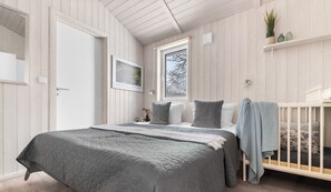 2 bedrooms, travel crib, free WiFi