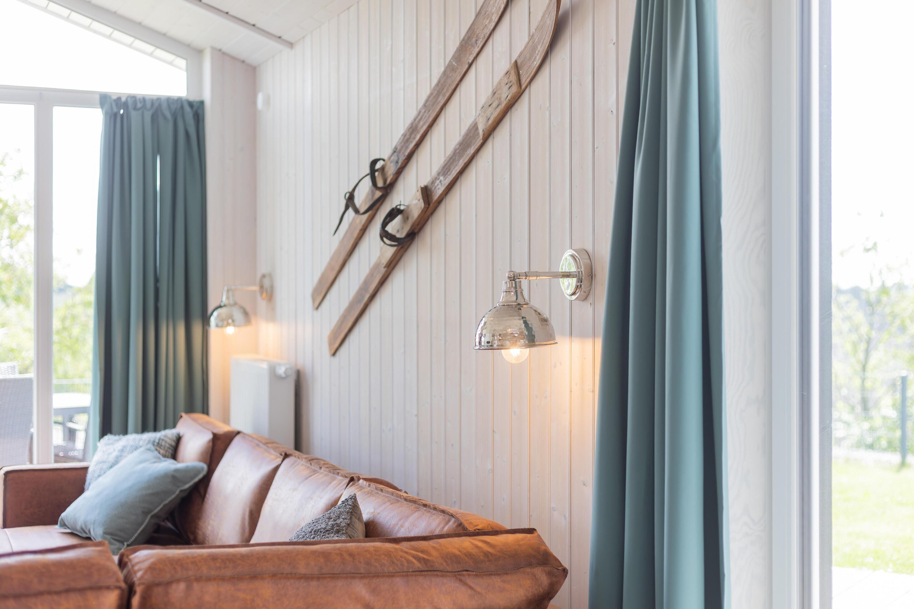 Televisión, chimenea, reproductor de DVD y estéreo 