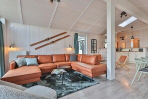 TV, lareira, DVD player, aparelho de som