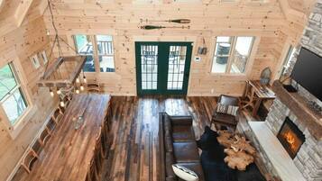 Télévision, cheminée, jeux vidéo, espaces bureaux