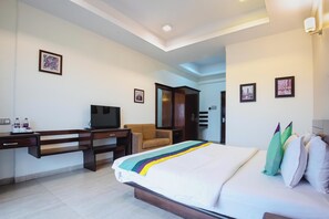 Deluxe Room | Individually furnished, desk, blackout drapes, soundproofing
