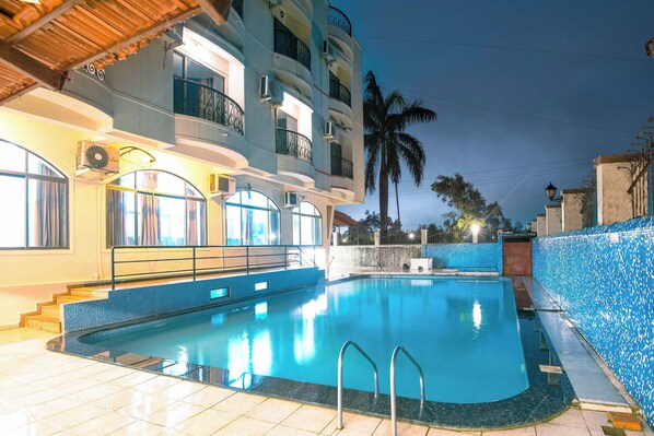 Outdoor pool - Treebo Reveniir Resort with Pool (Mawal)