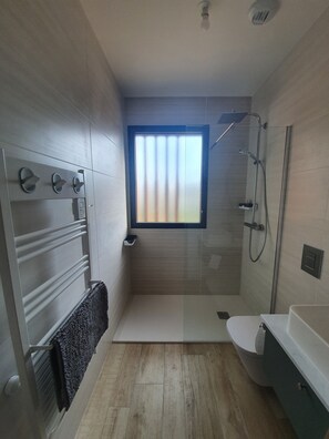 Shower, hair dryer, towels, toilet paper - Appart 6/8 p, south Ajaccio, terrace and garden, close to beaches by car (Pietrosella)