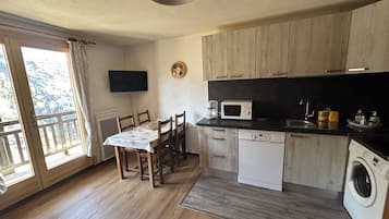 KylskÄp, mikrovÄgsugn, ugn och spishÀll